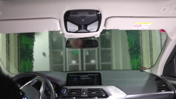Widok Wnętrza Samochodu Podczas Mycia Automatycznej Stacji Myjącej Szwecja — Wideo stockowe