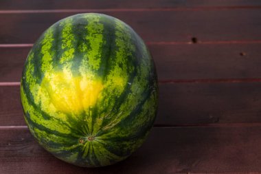 Ahşap arka planda izole edilmiş karpuzun yakın görüntüsü. Sağlıklı gıda konsepti.