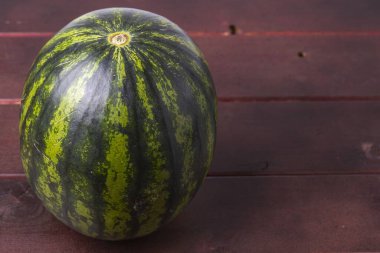 Ahşap arka planda karpuz manzarası çok güzel. Sağlıklı gıda konsepti.