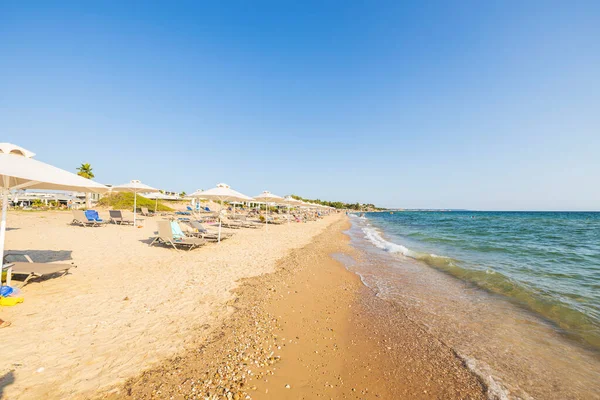 Piękny Widok Pustą Piaszczystą Plażę Białymi Parasolami Leżakami Tle Błękitnego — Zdjęcie stockowe