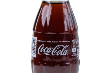 Beyaz arka planda izole edilmiş Coca Cola şişesinin yakın görüntüsü. İsveç. Uppsala. 03.17.2022.