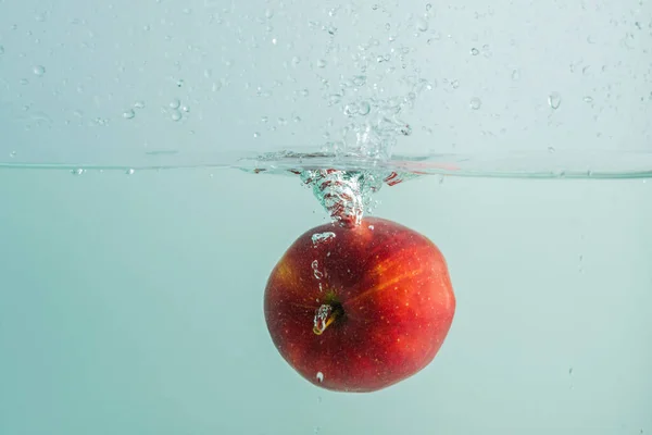 Закройте Вид Падающего Красного Яблока Воду Концепция Здорового Питания — стоковое фото