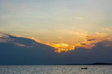 Akdeniz 'de gün batımının güzel manzarası. Yunanistan.