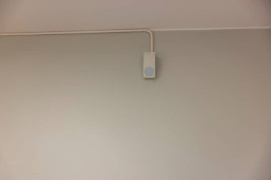 Odadaki alarm hareket sensörünün teknolojik görüntüsü. İsveç.