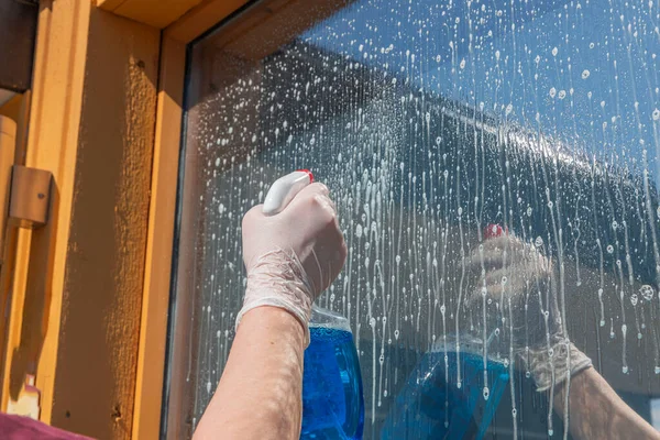 Blick Auf Eine Frau Die Frühling Ein Fenster Haus Putzt — Stockfoto