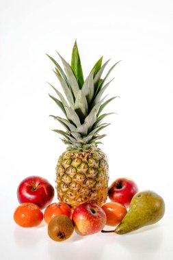 Beyaz arka planda güzel ananas, mandalina, elma, armut ve kivi manzarası. 