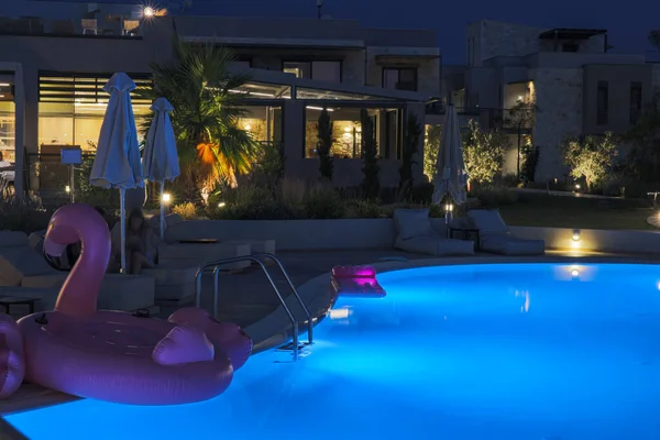 Vacker Nattutsikt Över Hotellområdet Med Turister Mot Bakgrund Utomhuspool Grekland — Stockfoto