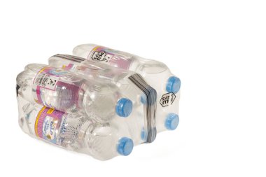 Beyaz arka planda izole edilmiş plastik şişelerde maden suyu ambalajının yakın görüntüsü. İsveç. Uppsala. 04.10.2022.