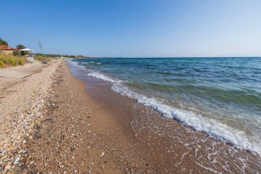 Aydınlık bir yaz gününde deniz kıyısının güzel manzarası. Yunanistan.