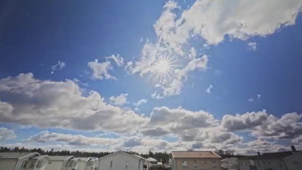 阳光明媚的日子里 天空中从房顶上方掠过的云彩的美丽景色 时间流逝 — 图库视频影像