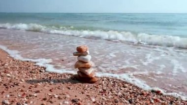 Taşların bileşiminde yaklaşan dalgaların yakın görüntüsü. Yunanistan. 