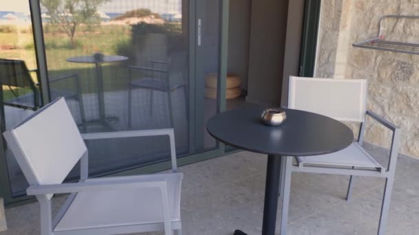 宾馆客房内庭院美景 配有餐桌 椅子和室外烘干机 休假和旅行的概念 — 图库视频影像