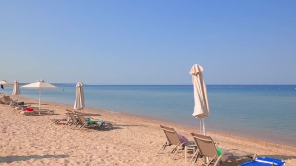 Prachtig Uitzicht Leeg Strand Met Lege Parasols Ligstoelen Griekenland — Stockvideo