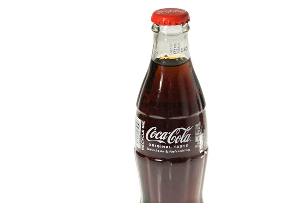 Vista Perto Bebida Original Frasco Coca Cola Isolado Sobre Fundo — Fotografia de Stock