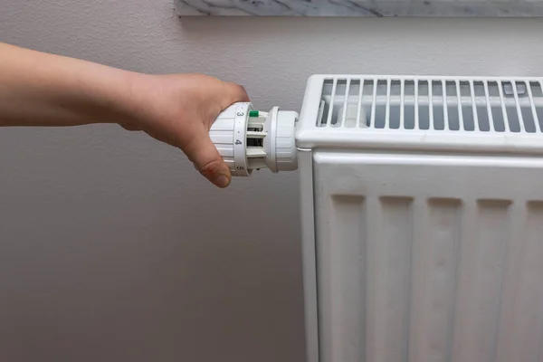 Vista Perto Mão Criança Desligando Termostato Radiador Aquecimento Para Economizar — Fotografia de Stock