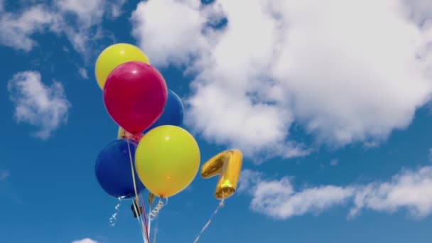 Bella Vista Palloncini Festivi Bambino Che Sviluppa Nel Vento Contro — Video Stock