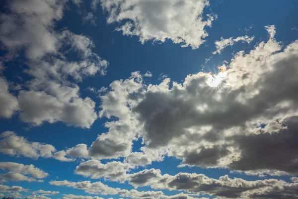 Gyönyörű Kilátás Nap Sugarai Áttörő Fehér Felhők Ellen Csupasz Svédország — Stock Fotó