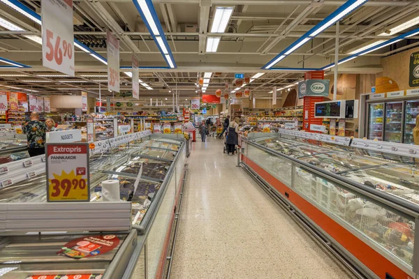 ICA süpermarketinin iç manzarası çok güzel. Avrupa. İsveç. Uppsala. 04.21.2022.