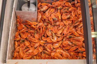 Süpermarkette dondurucudaki donmuş karideslerin yakın görüntüsü. İsveç.