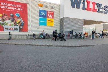 Willy 'nin süpermarketine insanların girip çıkmasının güzel bir görüntüsü. İsveç. Uppsala. 04.21.2022.