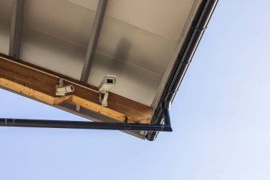 Çatı katındaki güvenlik kamerası çok güzel görünüyor. İsveç.