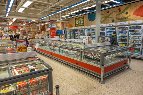 Donmuş yiyecekler için soğuk depoları olan bir ICA süpermarketinin güzel iç manzarası. Avrupa. İsveç. Uppsala. 04.21.2022.