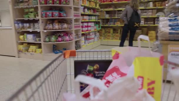 Közelkép Bevásárlókocsi Szkennelés Élelmiszerek Szupermarketben Svédország Uppsala Vagyok 2022 Április — Stock videók