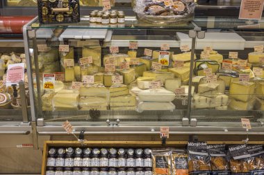 Ekranı farklı peynirlerle kapatın. Gıda ve sağlık konsepti. İsveç. Uppsala. 04.23.2022.