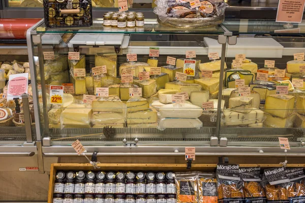 Ekranı farklı peynirlerle kapatın. Gıda ve sağlık konsepti. İsveç. Uppsala. 04.23.2022.