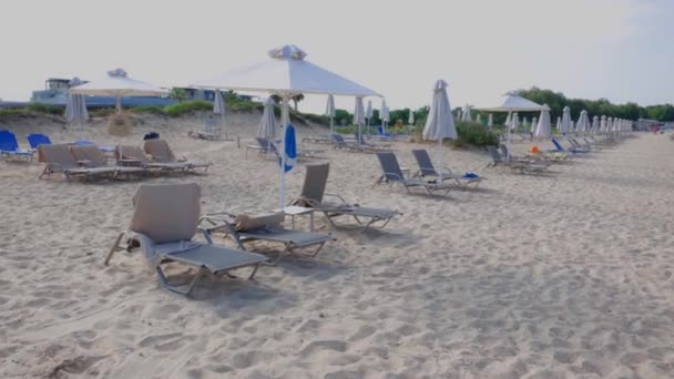 Bella Vista Sulla Spiaggia Sabbia Vuota Con Lettini Ombrelloni Sullo — Video Stock