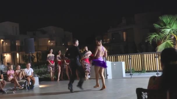 Mostrando Hermosas Bailarinas Actuando Frente Turistas Con Programa Entretenimiento Grecia — Vídeos de Stock