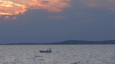 Yunanistan 'ın Akdeniz manzaralı muhteşem gün batımı manzarası. Güzel renkli doğa arkaplanı.