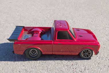 Kaldırımda izole edilmiş, uzaktan kumandalı klasik araba modelinin yakın görüntüsü. İsveç.