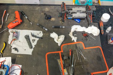 Oyuncak uzaktan kumandalı arabaların tamir edilmesi için çalışma masasının yedek parçalarını kapatın. İsveç. Uppsala. 04.27.2022.