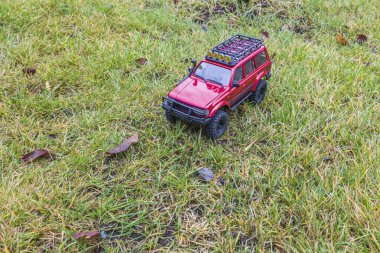 Yeşil çimlerin üzerinde duran uzaktan kumandalı SUV modelinin güzel manzarası. İsveç.