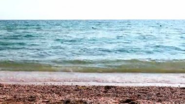 İnsanların yüzdüğü Akdeniz sahilinin güzel manzarası. Yunanistan.