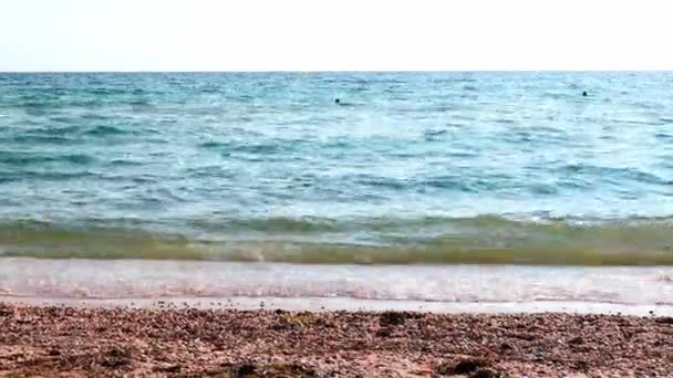 Bela Vista Praia Mediterrânea Com Pessoas Nadando Grécia — Vídeo de Stock