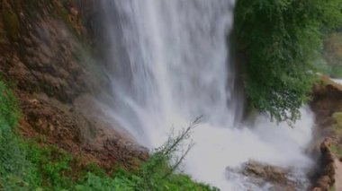 Edessa 'nın ünlü şelalelerinin muhteşem manzarası. Güzel doğa geçmişi. Yunanistan.