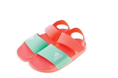 Adidas 'ın beyaz arka planda izole edilmiş pembe plaj yüzme ayakkabılarını yakından izleyin. İsveç. Uppsala. 05.03.2022.