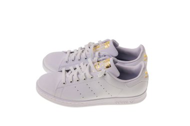 Beyaz arka planda izole edilmiş beyaz adidas spor ayakkabılarına yakından bakın. İsveç. Uppsala. 05.03.2022.