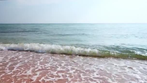 Linda Vista Mar Ondulando Ondas Rolando Costa Praia Areia Mar — Vídeo de Stock