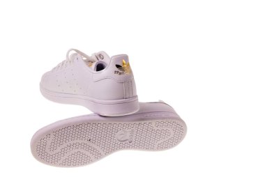 Beyaz arka planda izole edilmiş güzel bir Adidas spor ayakkabısı manzarası. İsveç. Uppsala. 05.06.2022.