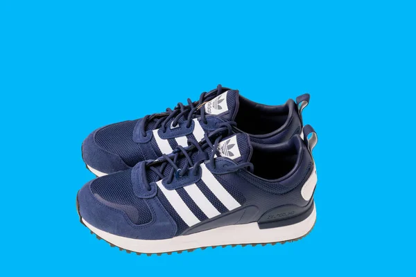 Close Zicht Blauwe Adidas Sneakers Geïsoleerd Blauwe Achtergrond Zweden Uppsala — Stockfoto