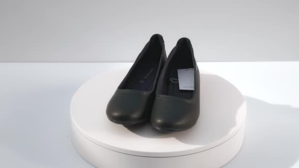 Vista Tom Tailor Girando Sapatos Pretos Femininos Isolados Fundo Suécia — Vídeo de Stock