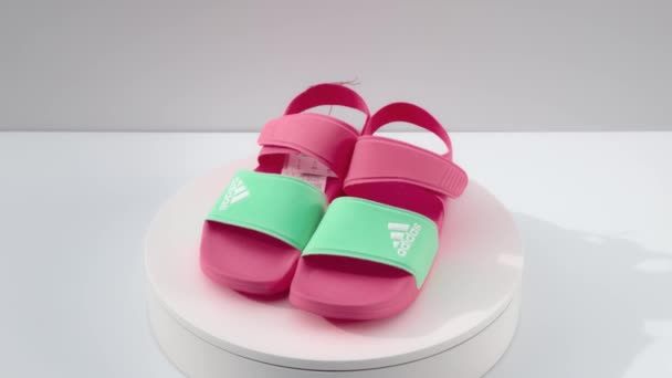 View Rotating Adidas Women Pink Beach Swimming Shoes Isolated Background — Vídeos de Stock