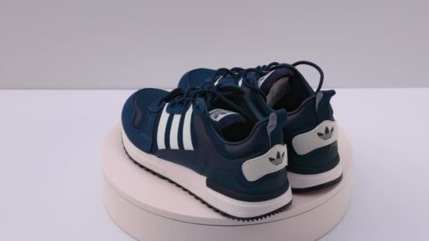 Vista Delle Scarpe Ginnastica Adidas Blu Rotanti Isolate Sullo Sfondo — Video Stock