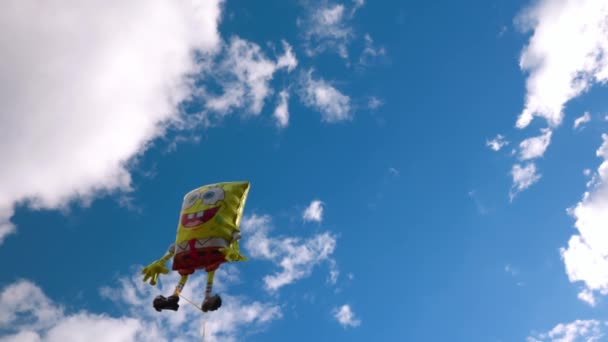 View Holiday Foldable Sponge Bob Figure Blue Sky White Clouds — Vídeo de Stock