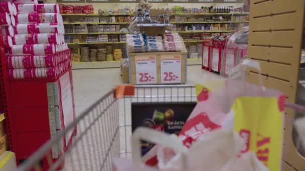 Proceso Compra Supermercado Vista Interior Que Muestra Estantes Pantallas Clientes — Vídeo de stock