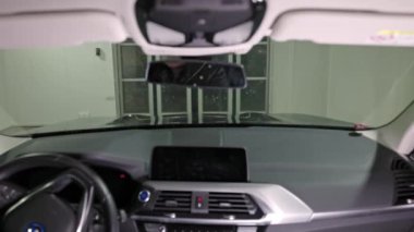 Otomatik yıkama istasyonunun çamaşır yıkama işlemi sırasında içerideki manzarayı kapat. İsveç. 