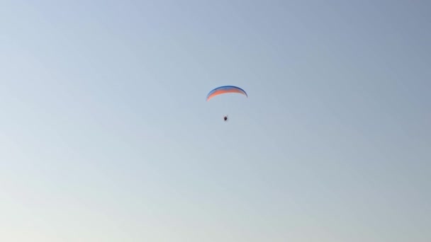 在没有背景的无云天空中 看到飞行员在悬挂滑翔机上滑翔 — 图库视频影像